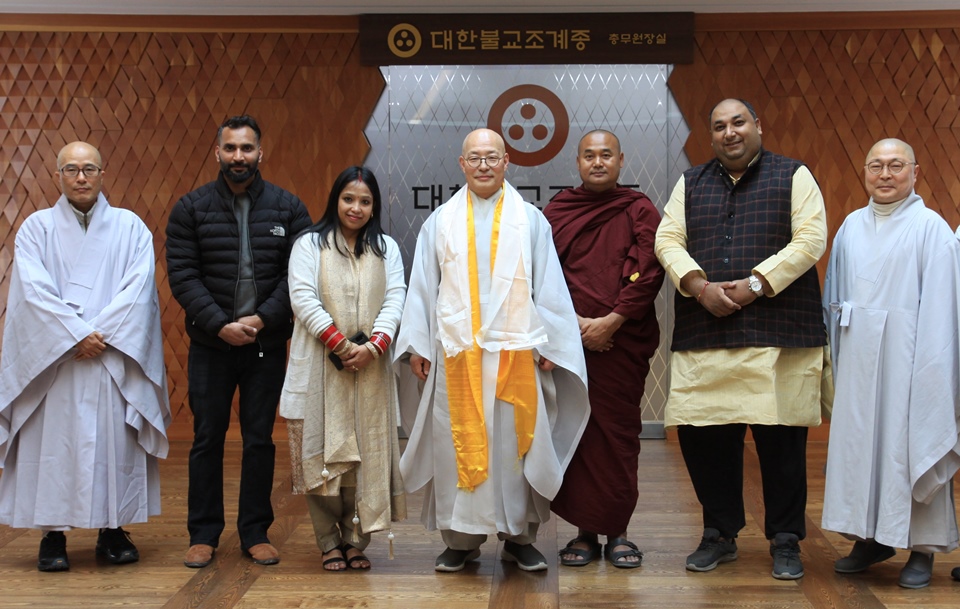 3월29일 세계불교도연맹 담마삐야 스님(오른쪽에서 세번째)이 총무원장 진우스님을 예방했다.