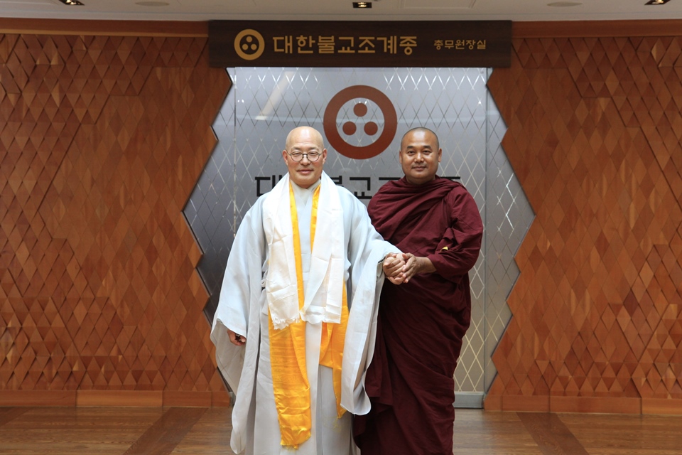 총무원장 진우스님과 담마삐야 스님.