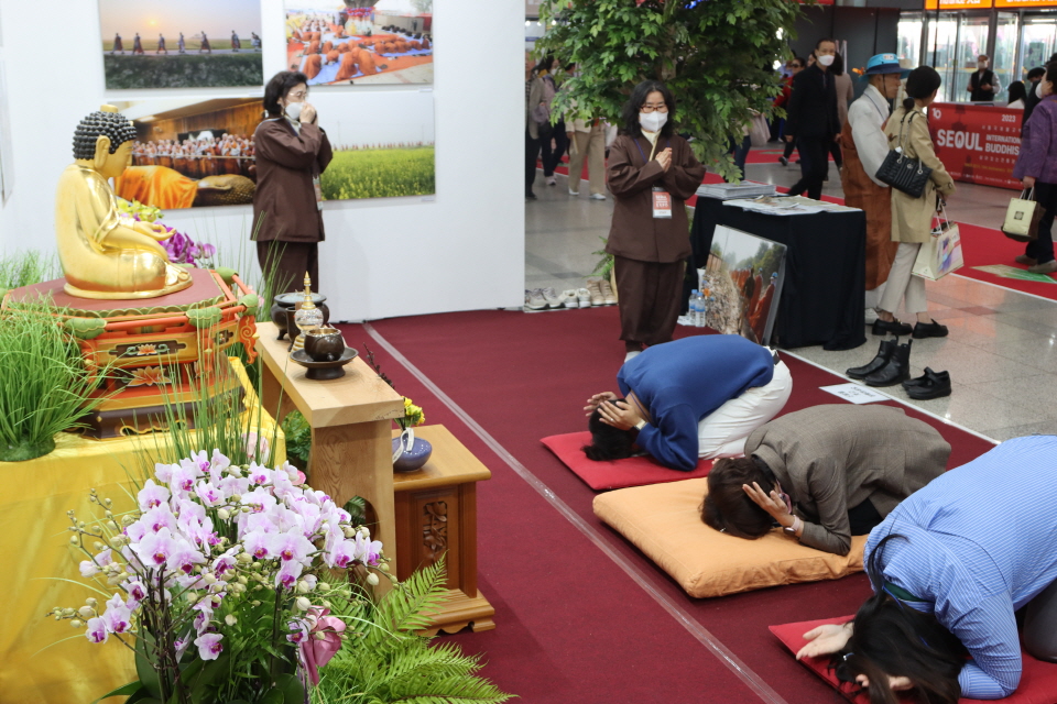 상월결사 인도순례 부처님을 서울국제불교박람회 기간동안 서울무역전시컨벤션센터 1층 로비에서 친견할 수 있다. 3월30일 상월결사 인도순례 부처님에게 삼배의 예를 올리는 불자들.