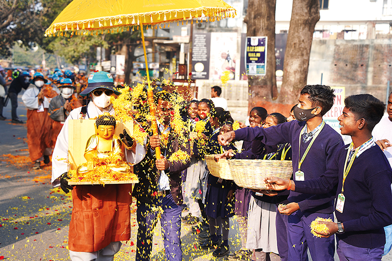 2월21일 ‘상월 부처님’을 앞세운 상월결사 인도순례단이 보드가야에 도착할 당시 인도 주민들이 꽃을 뿌리며 반갑게 맞았다.