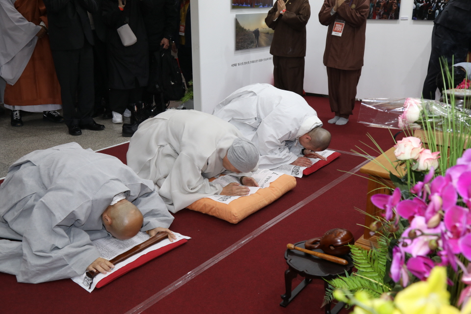 회주 자승스님이 상월 부처님께 절을 올리고 있다.