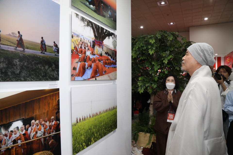 회주 자승스님이 기획전 ‘상월결사 인도순례 부처님 친견 및 사진전’을 둘러보고있다.