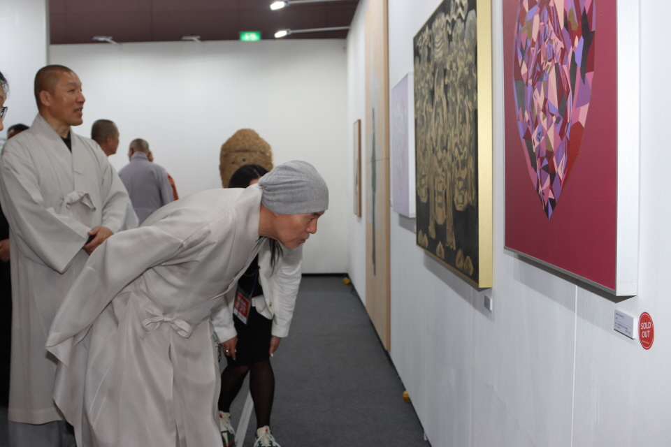 회주 자승스님이 작가들의 작품을 살펴보고 있다.