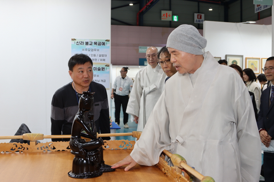 회주 자승스님이 불교 관련 상품을 살펴보고 있다.