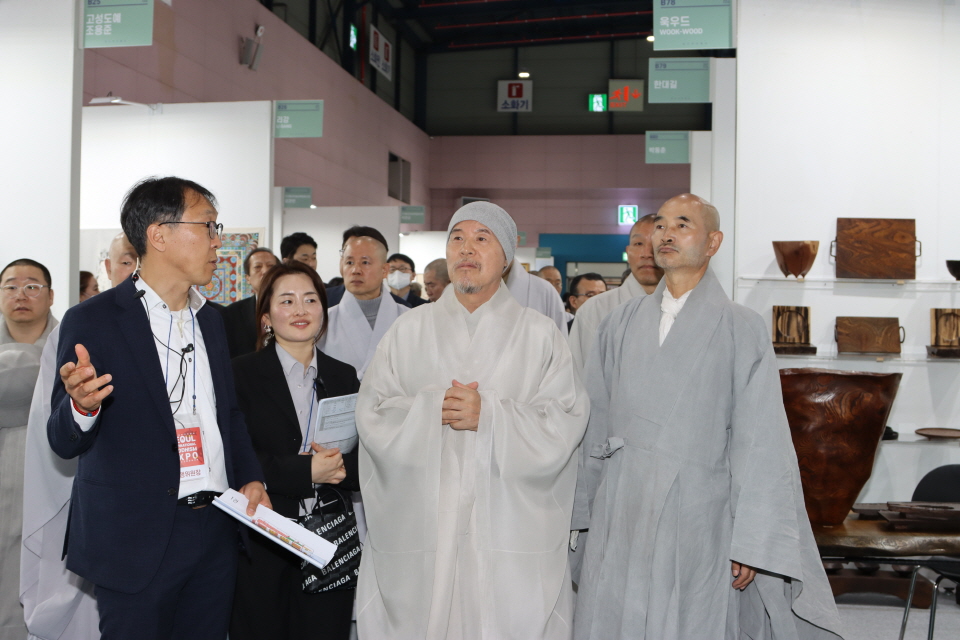 회주 자승스님이 박람회장을 둘러보고 있다.