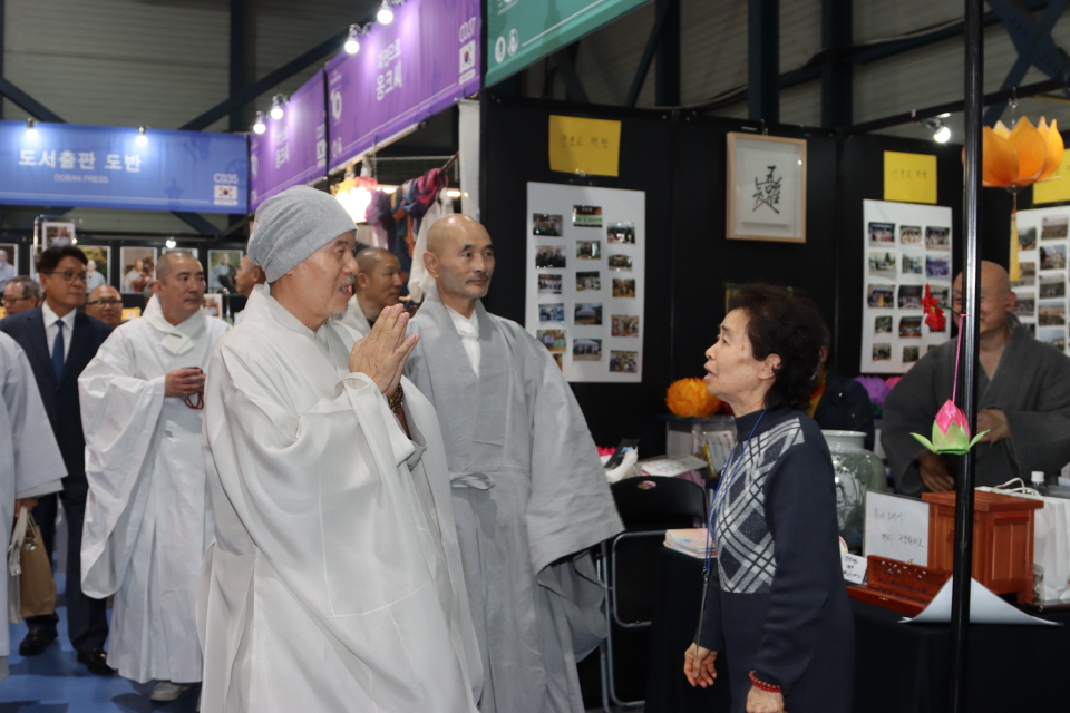 회주 자승스님이 박람회장을 둘러보고 있다.