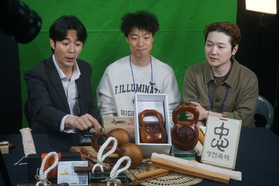 이날부터 4월1일까지 우수 참가업체 10곳의 상품을 할인 판매하는 라이브커머스가 이어진다. 사진은 영천목탁의 옻칠 목탁, 미소 목어, 현죽 등이 진열돼 있는 모습이다.