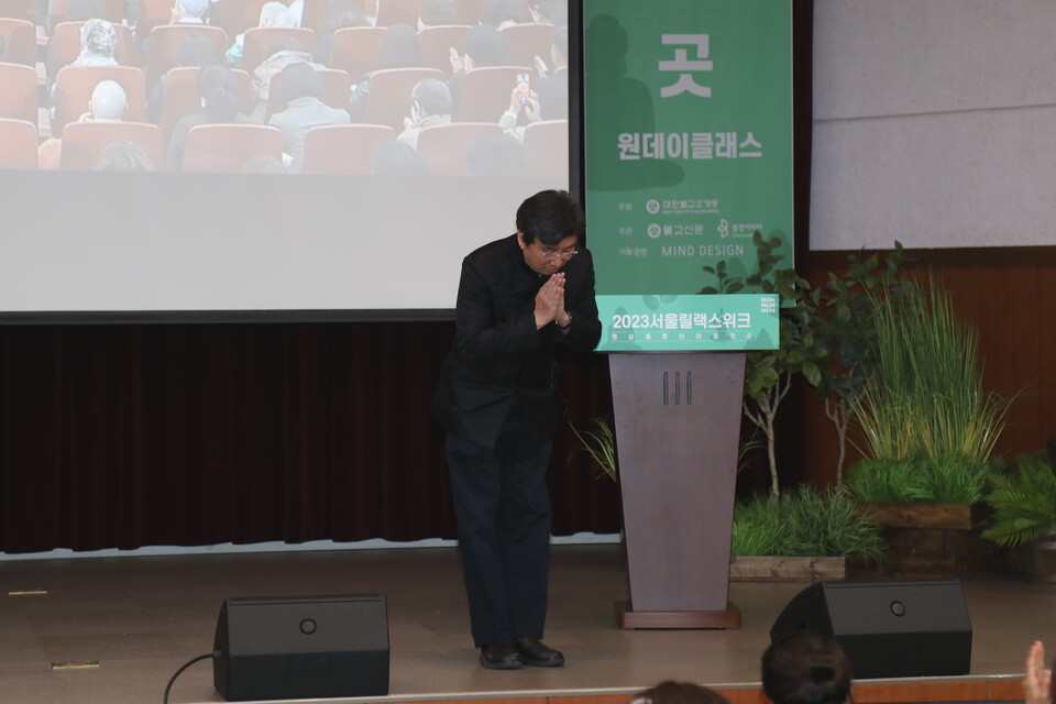 차드 멩 탄이 강연에 앞서 참가자들에게 합장하며 인사하고 있다.