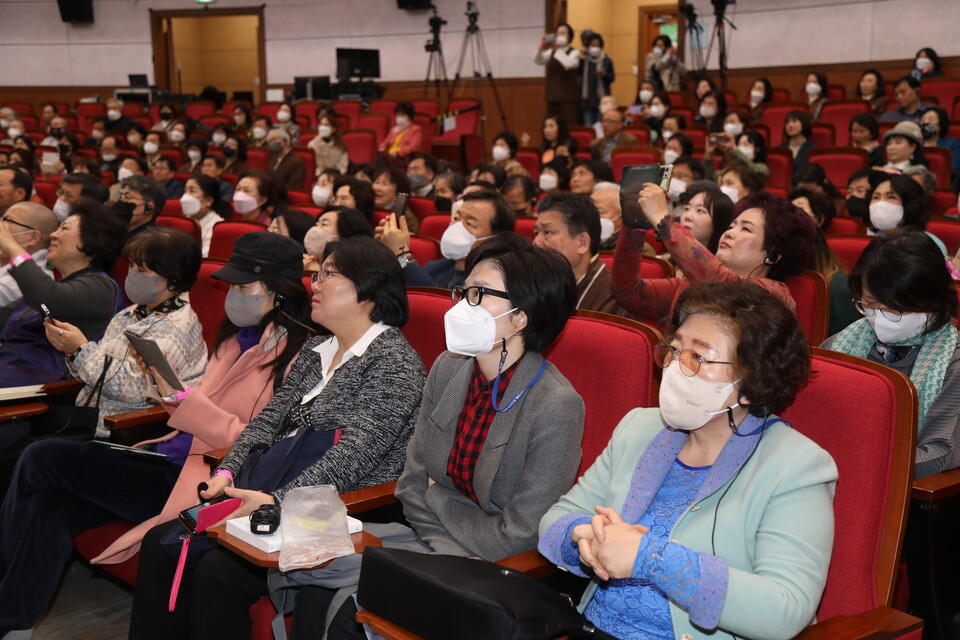 참가자들이 차드 멩 탄 강연을 듣고 있다.