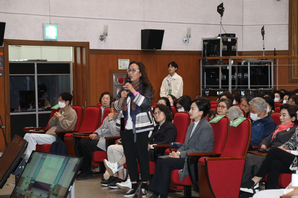 참가자가 차드 멩 탄에게 질문하고 있다.