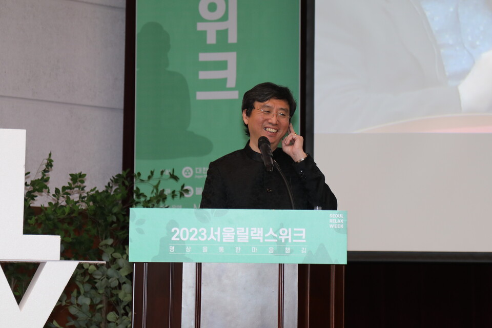 차드 멩 탄이 참가자들의 질문을 통역을 통해 듣고 있다.