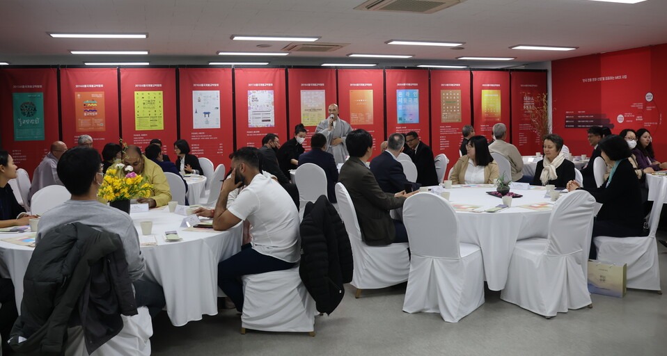 서울국제불교박람회는 3월31일 서울무역전시컨벤션센터 2층 컨퍼런스룸에서 ‘주한대사 리셉션’을 열었다. 총무원 총무부장 호산스님이 환영 인사를 전하고 있다.