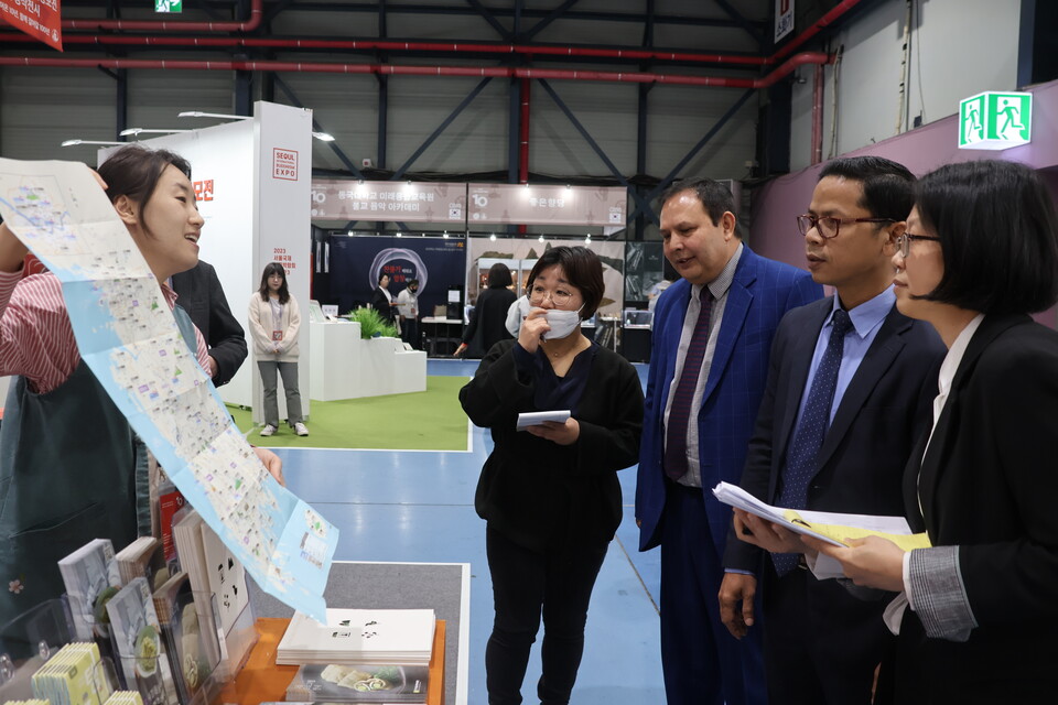 각국 대사들은 전시장으로 이동해 자유롭게 불교문화를 체험하는 시간을 가졌다. 한국불교문화사업단 부스에서 템플스테이 지도를 보고 있는 네팔 수르야 서기관과 캄보디아 론 사븐 공관 차석.