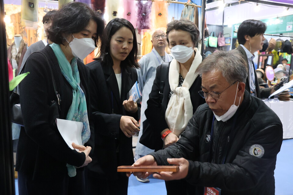 침향을 보고 있는 유엔개발계획 서울정책센터 앤 유프너 소장.