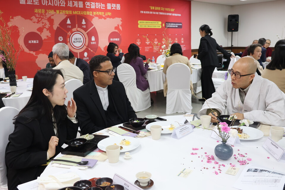 불교신문 사장 삼조스님과 교황청 몬시뇰 페르난도 서기관이 대화를 하고 있다.