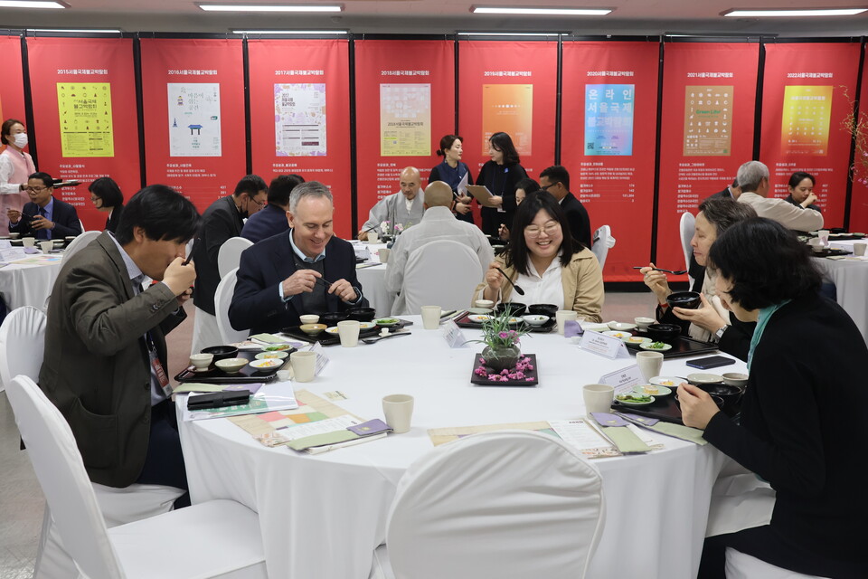한국 사찰음식의 문화와 손맛을 맛 본 내빈들은 “원더풀”이라며 입모아 말했다.
