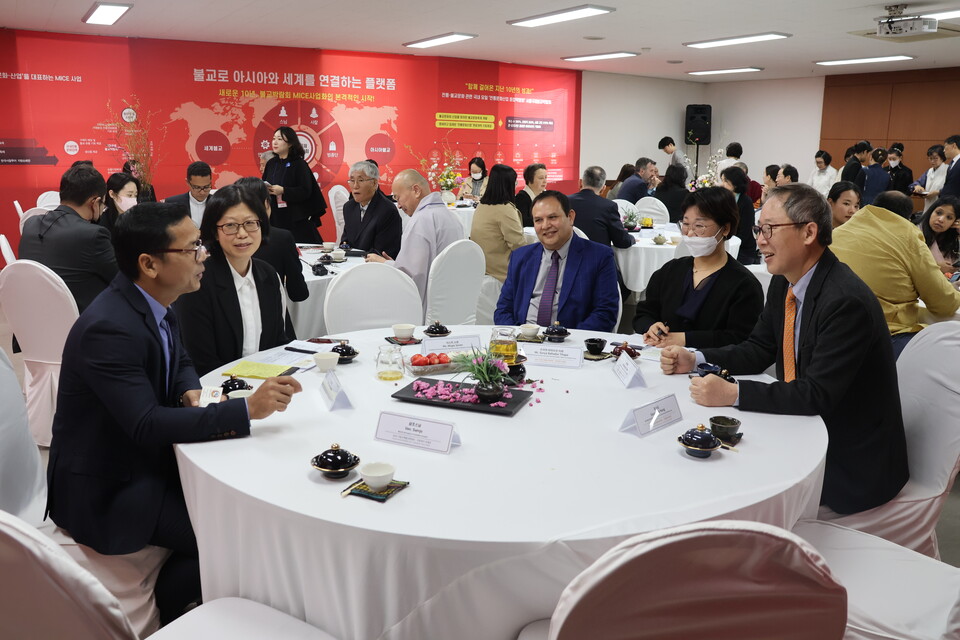 발우공양이 제공되는 와중 각국 대사들은 불교문화 체험에 대한 소감을 나눴다.