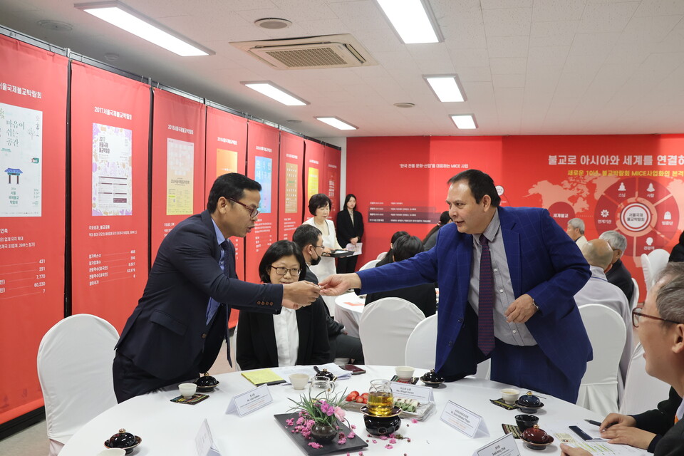 내빈들이 명함을 교환하며 인사를 나누고 있다.