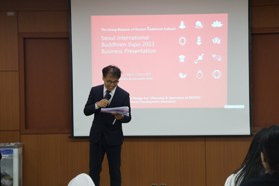 홍승도 박람회 집행위원장이 대사들에게 불교박람회 취지와 비전을 설명하고 있다.