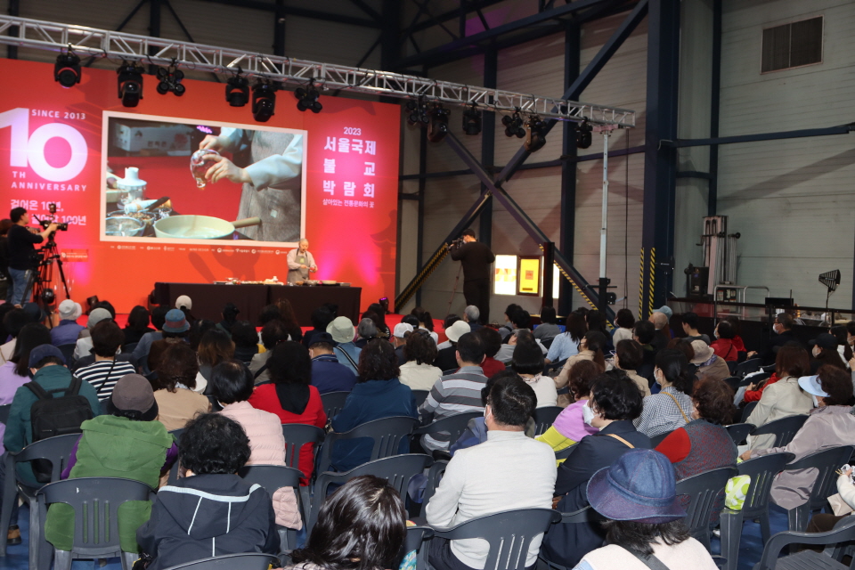 다채로운 강연과 법문, 사찰음식, 명상, 공연 등이 선보이는 붓다스테이지 무대프로그램은 좌석이 모지를 만큼 인기가 높다. 사찰음식 클래식 프로그램에서 성화스님의 강의를 듣는 모습. 