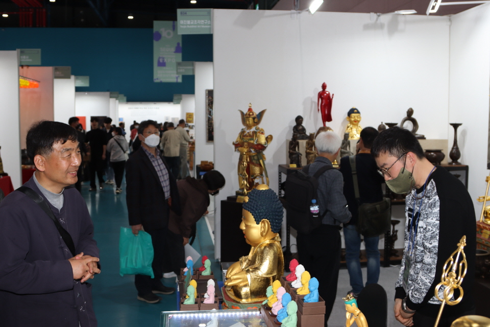 불상조각장인 이진형 여진불교미술관장의 작품을 관람하고 있다.