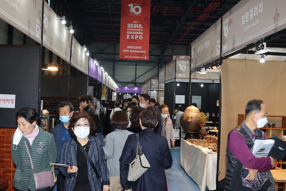 서울국제불교박람회 3일차를 맞은 4월1일 서울무역전시컨벤션센터에는 전통문화와 불교문화를 즐기기 위한 많은 이들의 발걸음이 이어졌다.