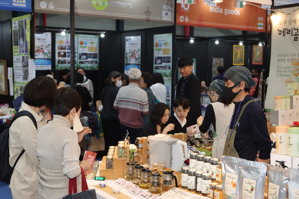다양한 차를 맛보고 구매하고 있다.