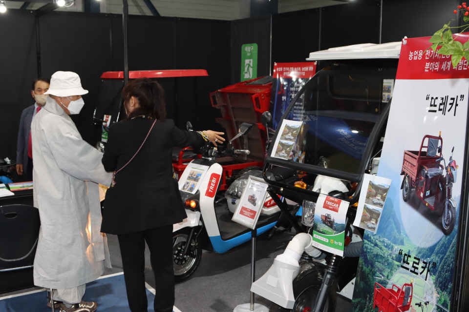 전기운반차 생산업체 앨비 홍보부스를 찾아 제품을 살펴보고 있다.