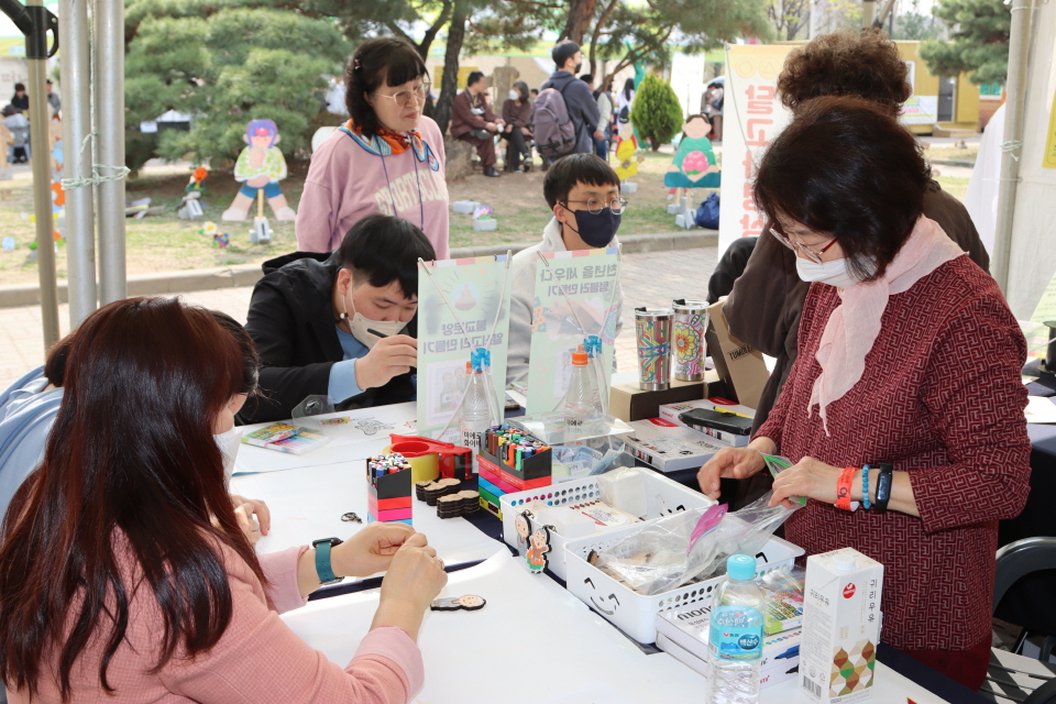 파라미타청소년연합회 홍보부스에서 '명상 플래시몹 아트 프로젝트'를 체험하고 있다.