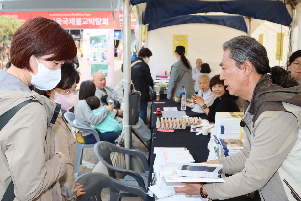 '나에게로 떠나는 마음여행' 부스에서 책을 살펴보고 있다.