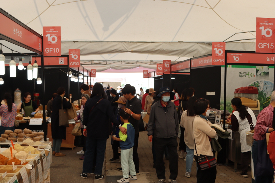 박람회장 야외에 마련된 '사찰음식 장터'에 많은 발걸음이 이어졌다.