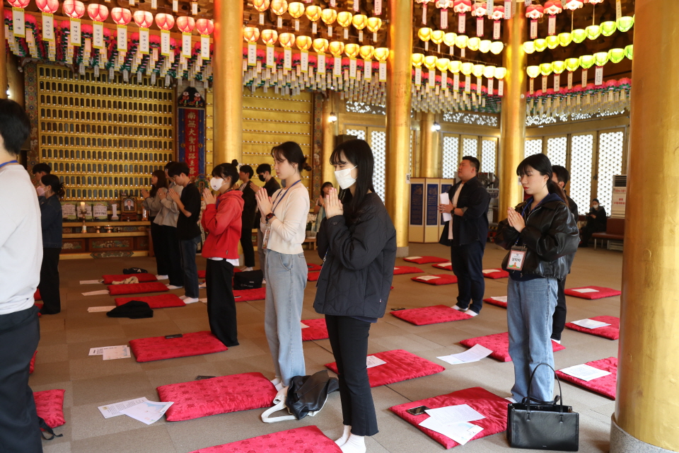 사홍서원을 하고 있는 상월청년회 4기 신입회원들.