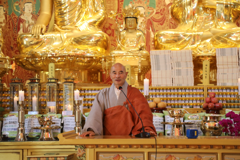수국사 주지 호산스님이 격려사를 하고 있다.