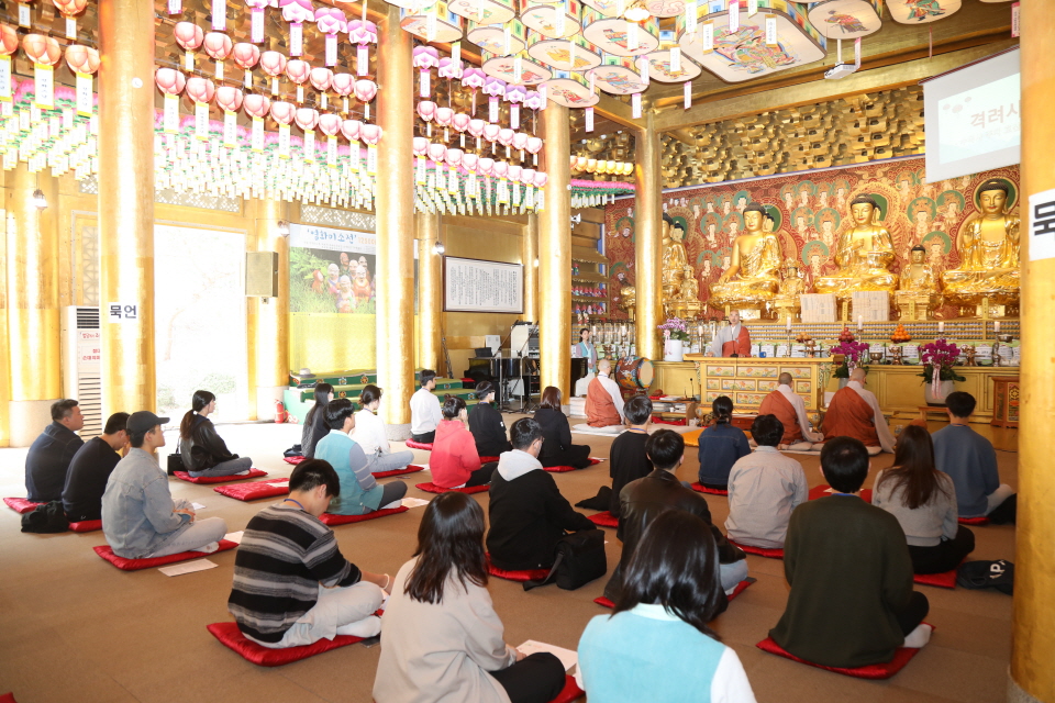 호산스님의 격려사를 듣고 있는 상월청년회 4기 신입회원들.