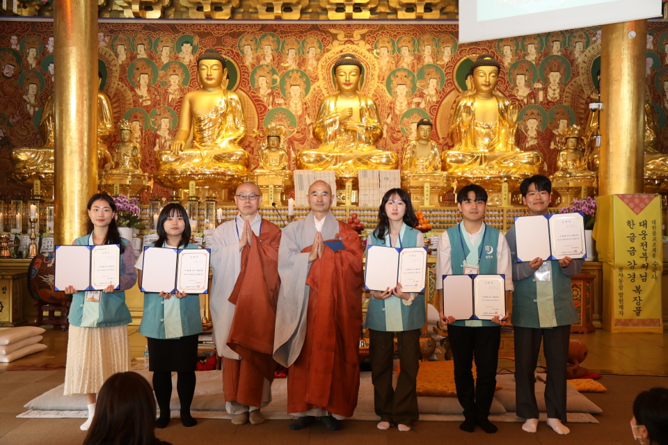 상월청년회 4기 임원들이 임명장을 받았다.