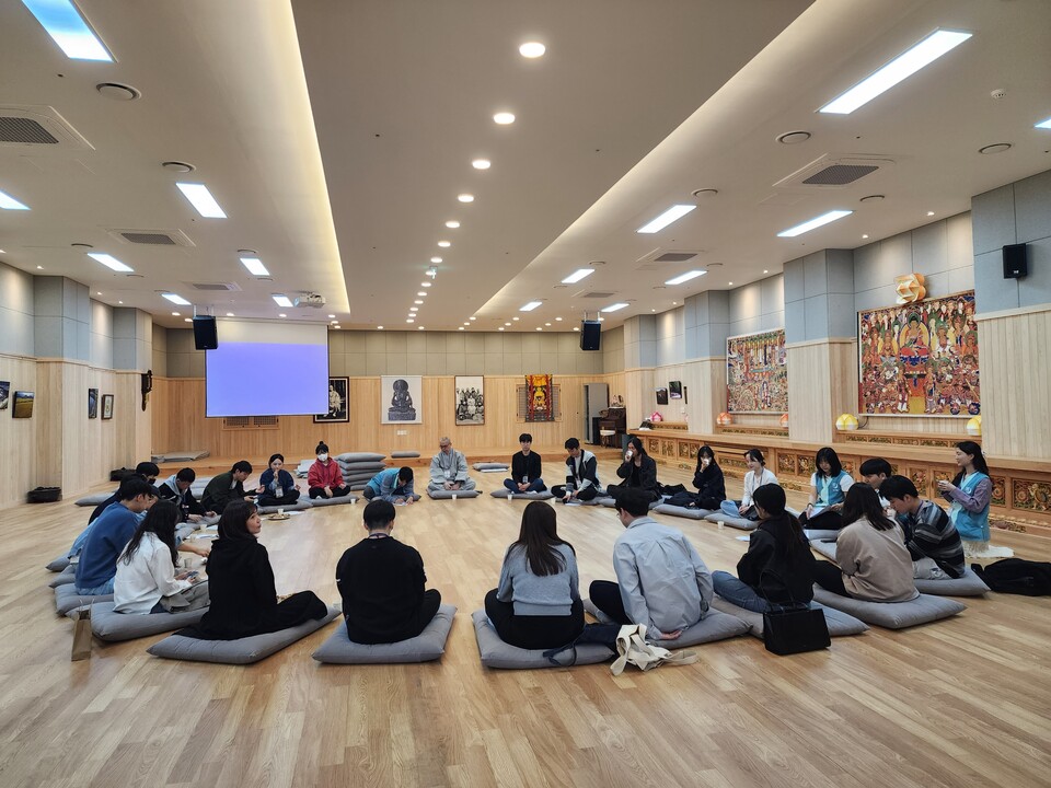 입재식을 마친 후 지도법사 무공스님과 차담을 나누고 있는 상월청년회 4기 회원들.
