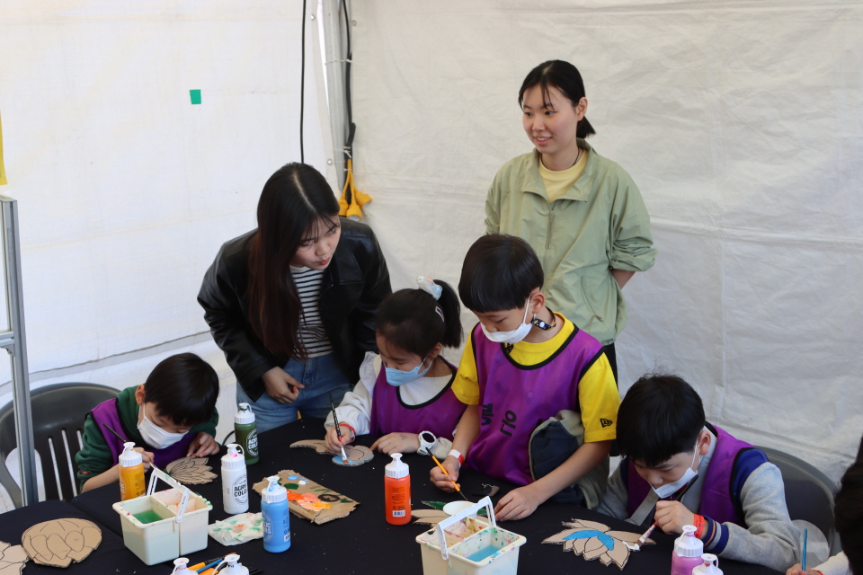 봉은사 어린이법회 아이들이 '명상 플래시몹 아트 프로젝트'를 체험하고 있다.