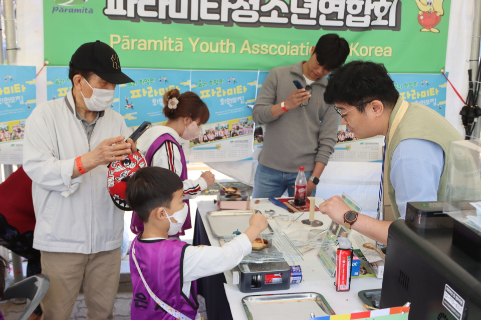 파라미타청소년연합회 부스에서 봉은사 어린이법회 아이들이 달고나를 직접 만들고 있다.