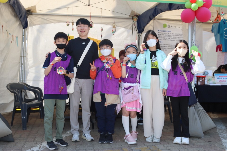 서울국제불교박람회 4일차인 4월2일 어린이부터 노보살까지 전세대가 세텍을 찾아 불교문화를 만끽했다. 사진은 봉은사 어린이법회 아이들이 불레협 홍보부스를 찾아 연꽃드림캐쳐작품을 만든 뒤 가진 기념촬영 모습.