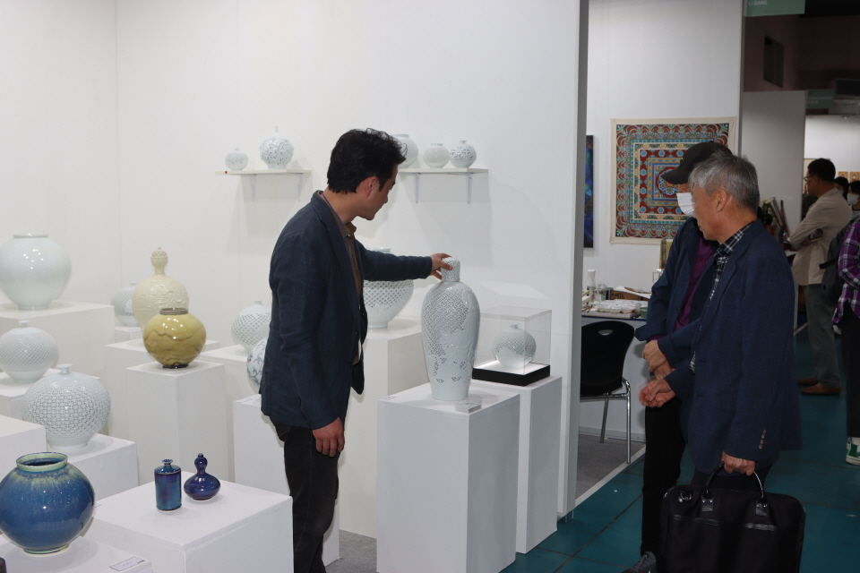 고성도예 조용준 작가가 작품을 설명하고 있다.