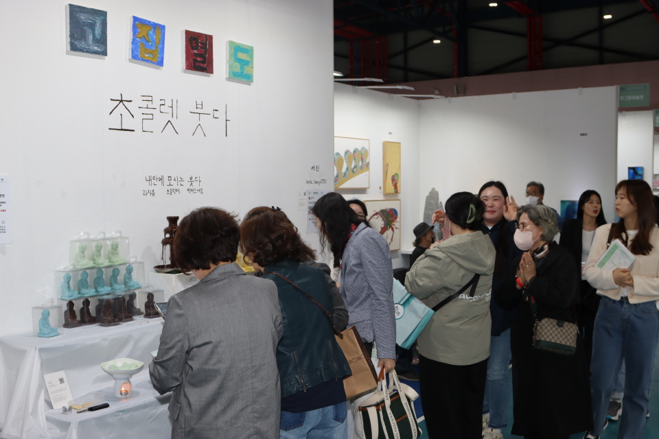 초콜릿으로 조성한 불상인 '초콜렛 붓다'를 선보인 부스에는 연일 관람객들로 북적였다. 특히 인스타그램에서 인스타 맛집으로 소개되면서 젊은이들의 관심이 집중됐다.