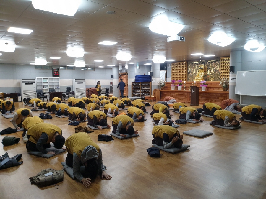 사찰 습의를 배우는 수미산원정대.