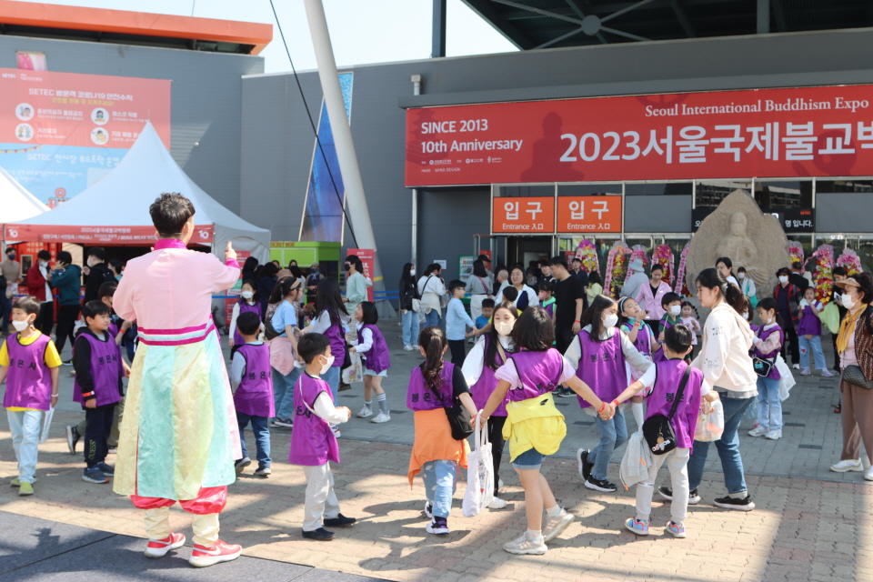 4월2일 박람회장 야외무대서 레크리에이션을 즐기는 아이들.