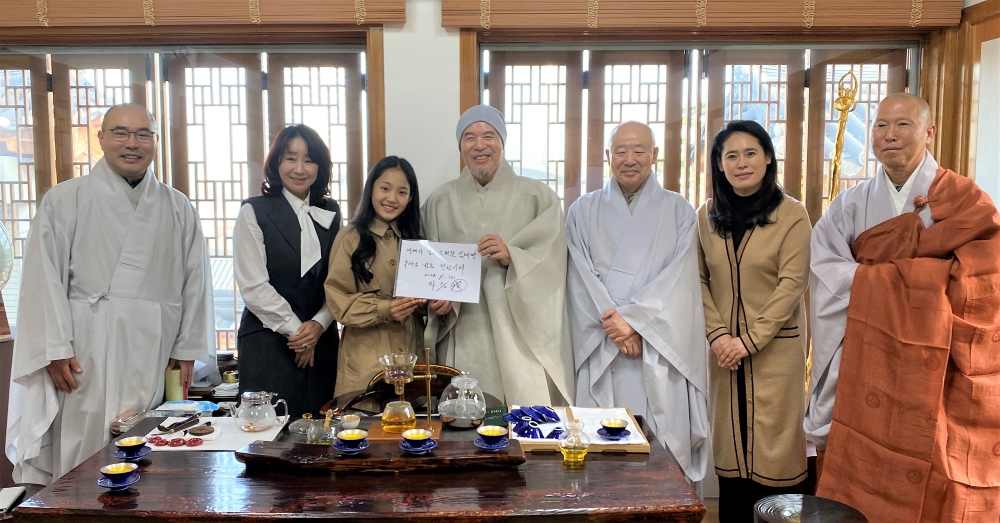 상월결사 회주 자승스님과 트로트 신동 김태연 양이 4월12일 서울 봉은사에 만났다. 회주 스님은 직접 메시지를 적어 태연 양에서 선물하며 응원했다. 사진 왼쪽부터 총무원 문화부장 탄원스님, 이태경 상월결사 문화특보, 김태연 양, 회주 스님, 봉은사 주지 원명스님, 태연 양 어머니 김애란 씨, 군위 인각사 주지 호암스님. 사진=서울 봉은사