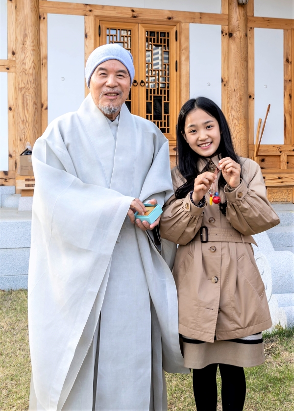 회주 자승스님은 김태연 양에게 한국을 빛내는 불자 가수가 되기를 기원했다. 