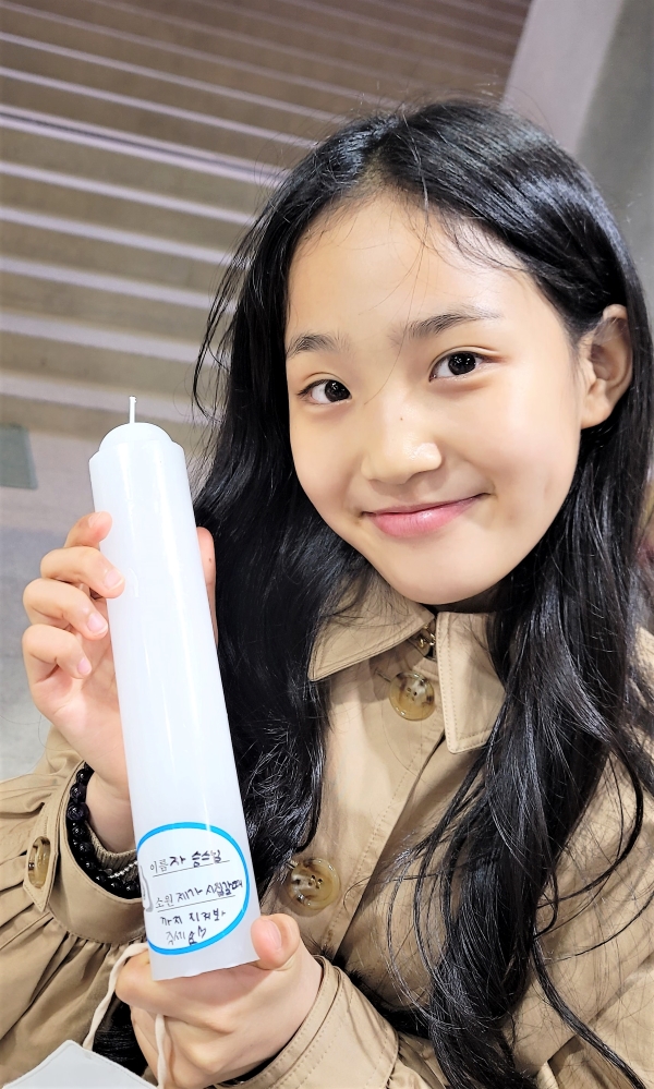 김태연 양은 회주 스님과 만남 후에 봉은사를 참배했다. 초를 직접 사서 회주 스님에게 바라는 소원을 적었다.