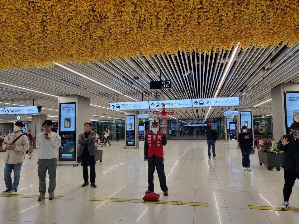 공항 로비 한복판서 ‘예수천국 불신지옥’ 황당