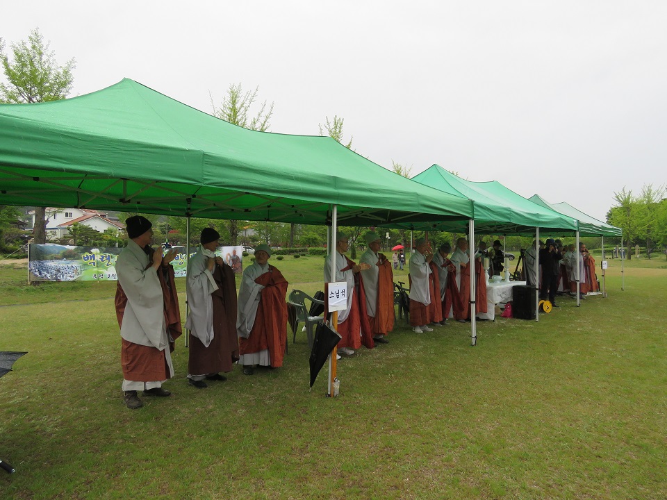 백련문도회 사찰 스님들이 성철공원에서 신도들과 방생의식을 봉행했다.