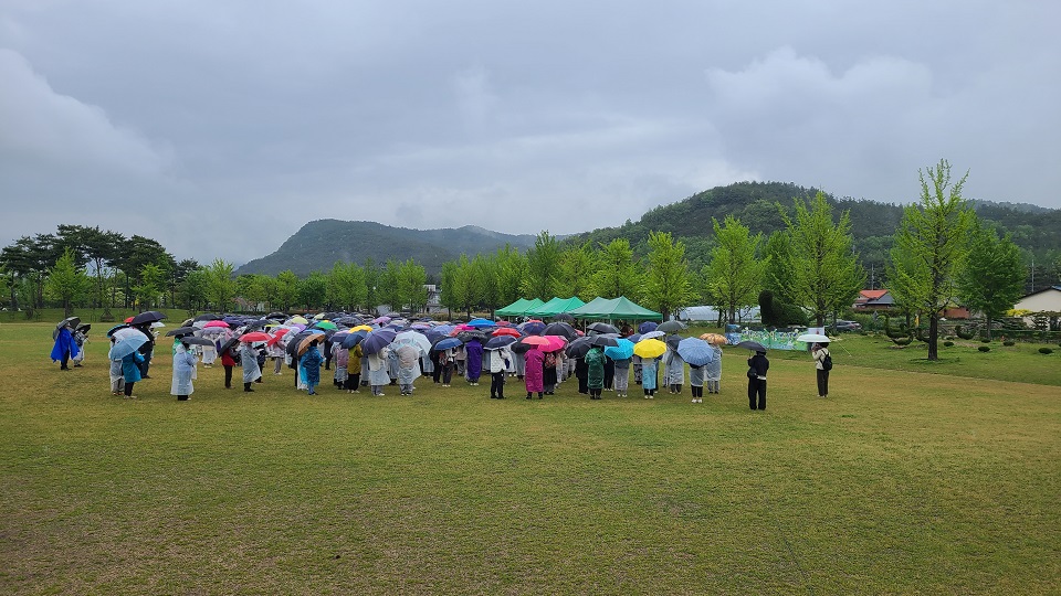 성철공원에서 방생의식에 참여한 불자들.