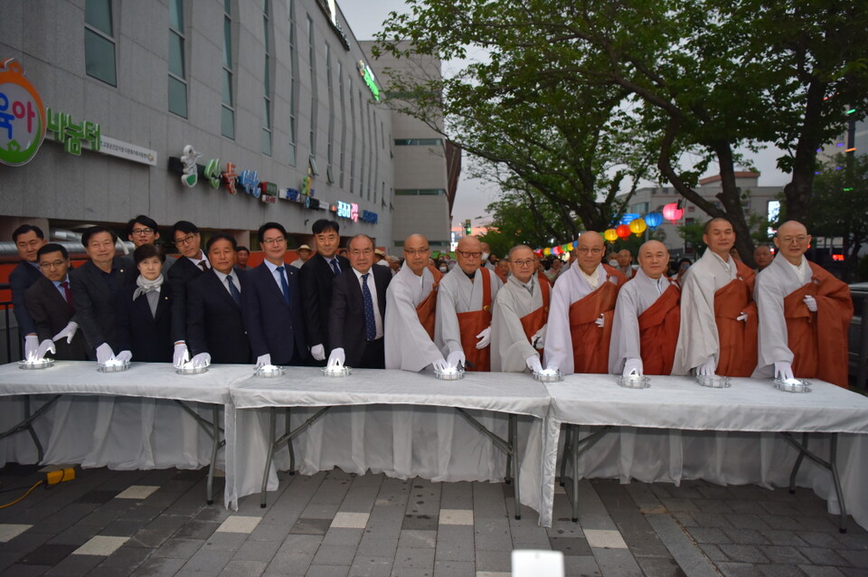 고창 선운사가 선운교육문화회관 앞에 설치한 봉축탑의 점등식을 봉행하고 있다.